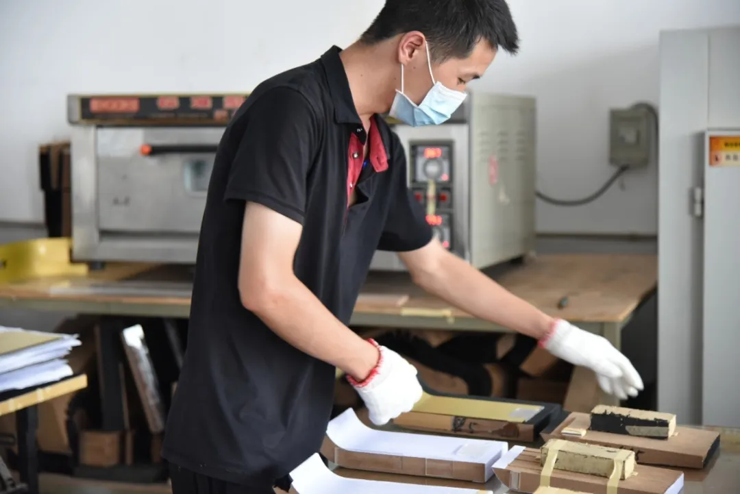 亞克力是怎樣“凹造型”的呢？帶你去看看亞克力熱彎工藝！