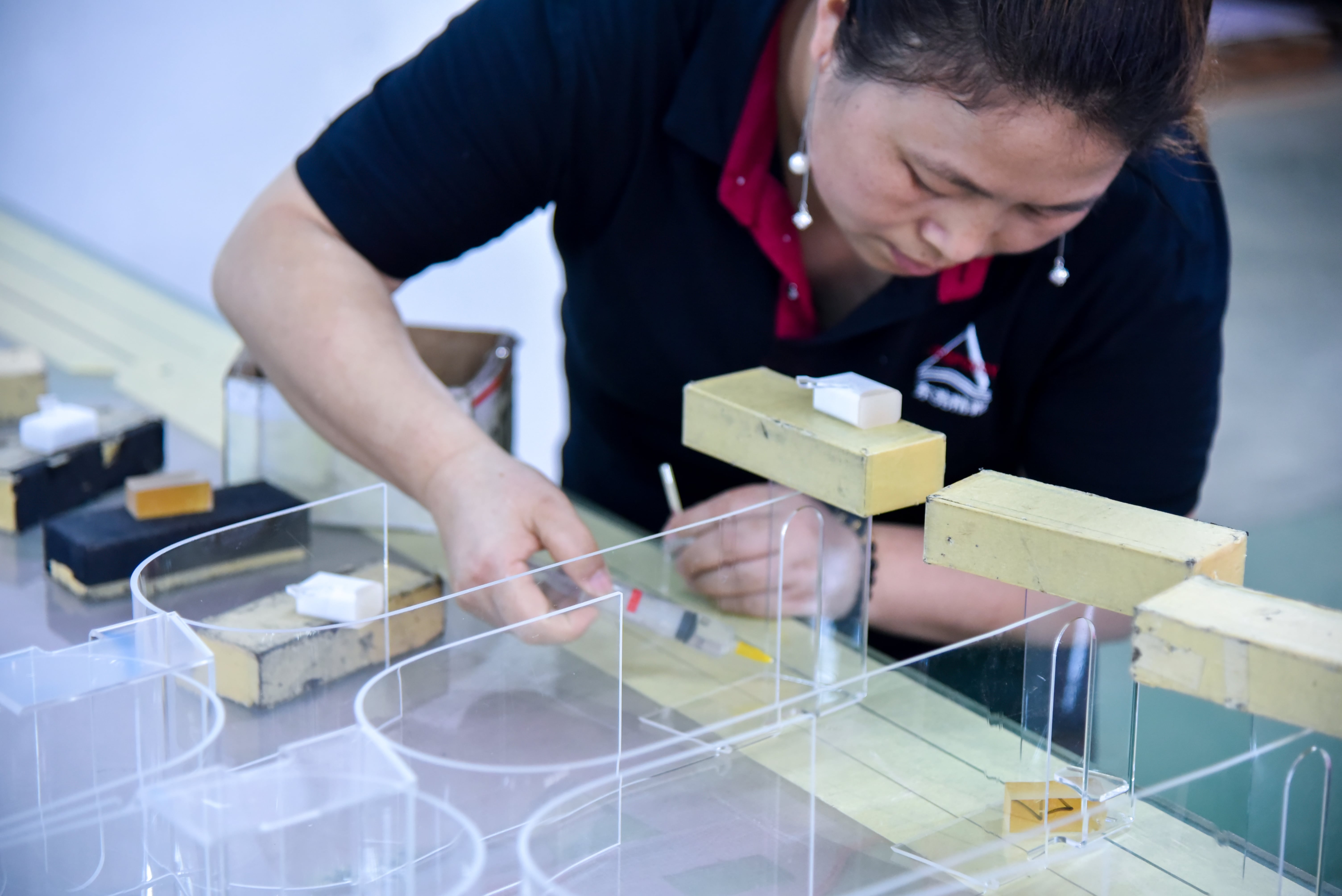 知道了這些，你就了解了亞克力展示架的粘貼問題